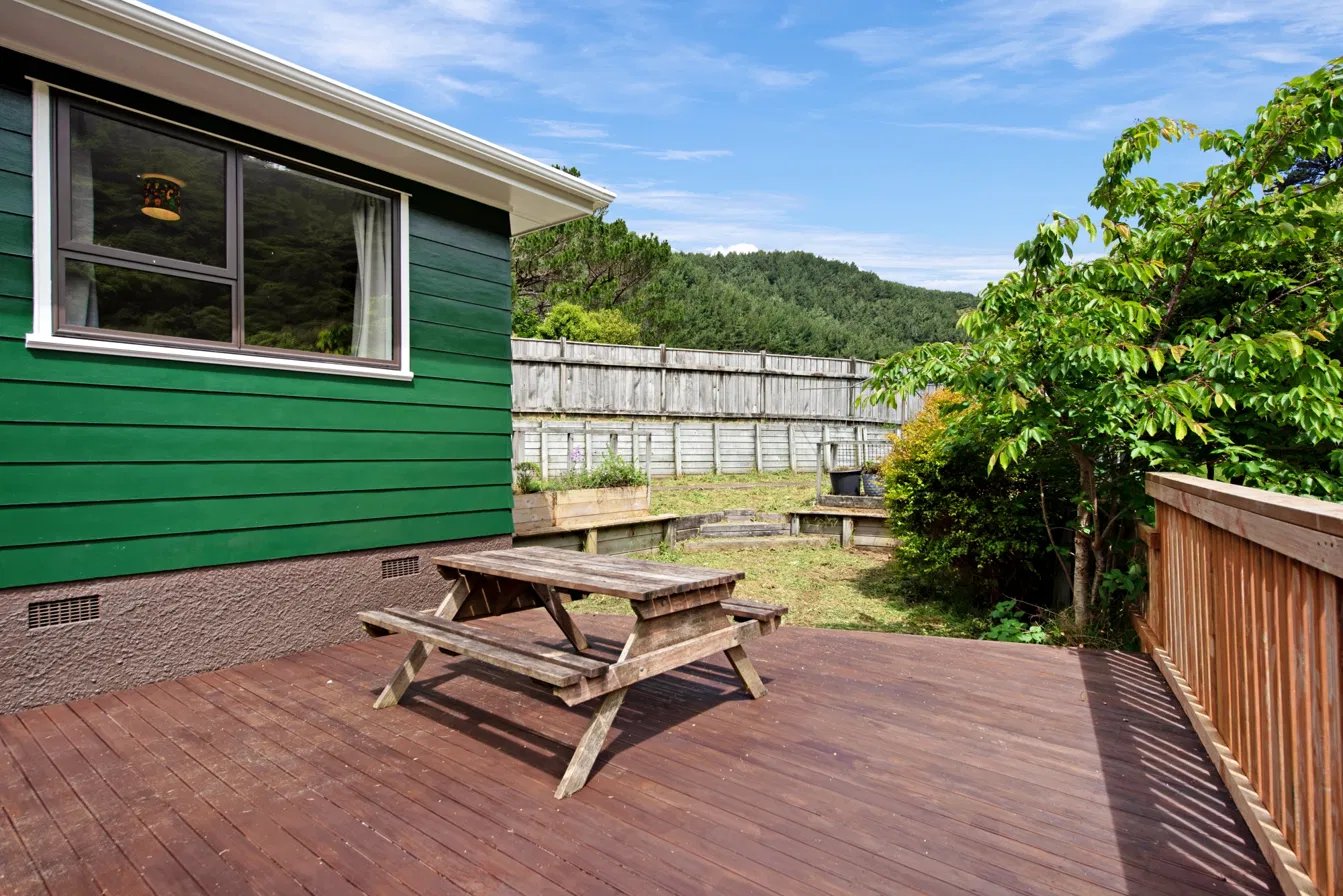 105 Hazlewood Avenue deck and outdoor seating